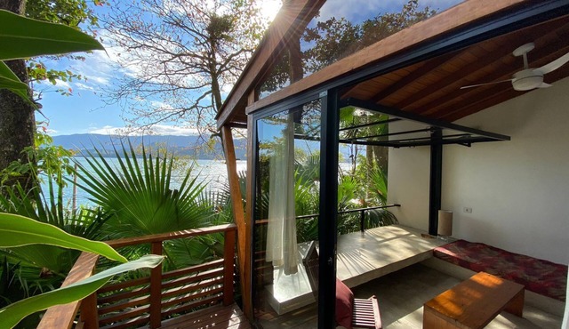 Oceanfront, complete houses with 2 suites, equipped kitchen, air conditioning