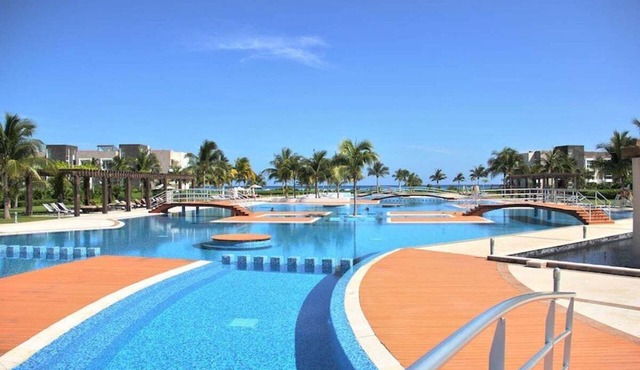 Oceanfront Condo w/Spa Tub & Resort Pool Access