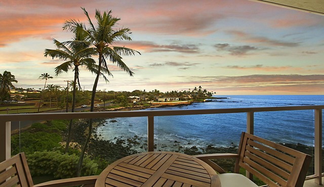 Oceanfront Condo, steps to the ocean with AC, Lanai, Sunrise Views & Snorkeling