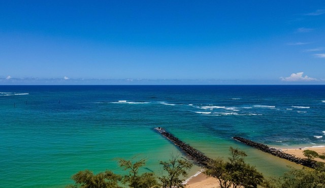 Oceanfront condo with pool, hot tub, sauna, tennis, BBQ, putting green, & lanai