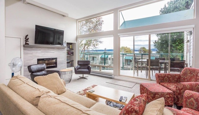 Oceanfront Condo: Your Getaway by the Sea