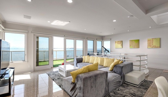 Oceanfront Contemporary House Tsawwassen Metro Vancouver - Beach Access