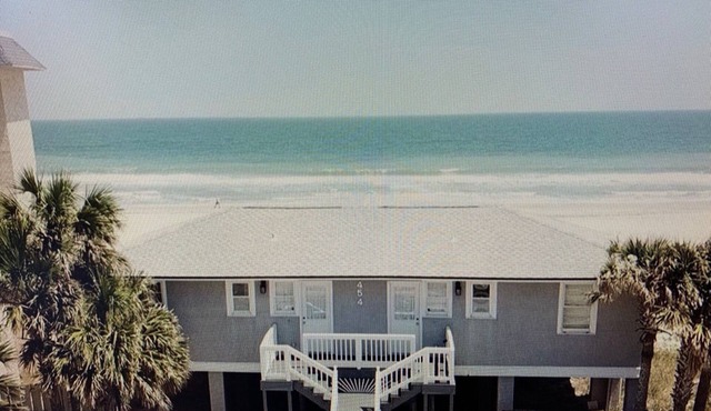 Oceanfront cottage with WOW views and on the BEACH!