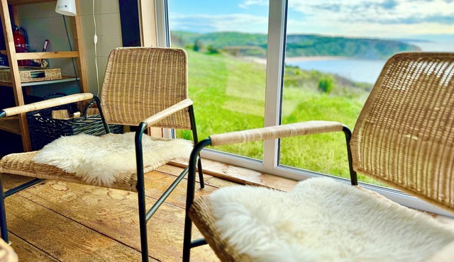 Oceanfront Cottage with Awesome Views, 2 min. to Beach, near Cabot Trail & Park