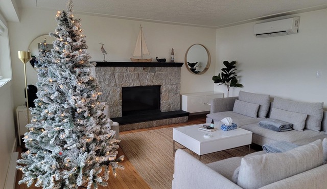 Oceanfront Cottage with Hot Tub close to Wineries