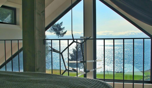Oceanfront Cottage: Where Natural Beauty Meets Modern Comfort