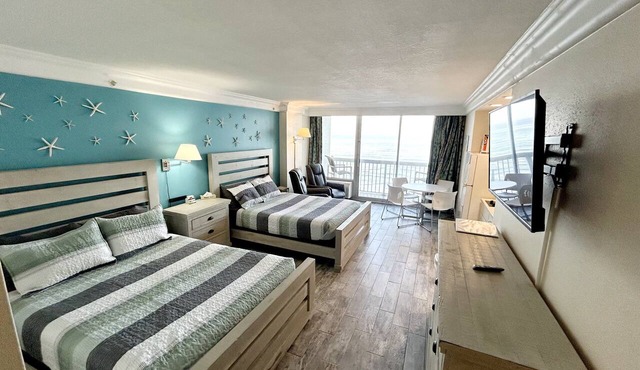 Oceanfront Cozy condo w/private balcony, kitchen, pool, fitness center, beach