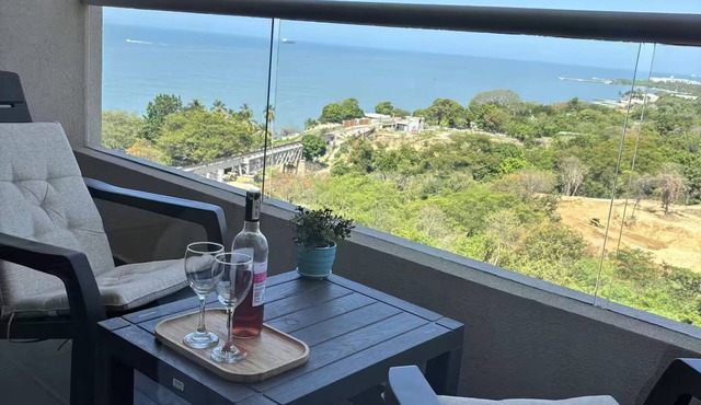 Oceanfront escape, pools, hot tubs & private beach and restaurant. Resort Vibe