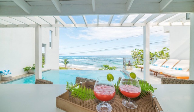 Oceanfront, Fully Staffed, Free Parking, Private Pool!