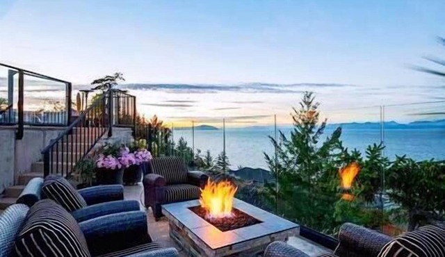 Oceanfront Gated Villa with pool & Hot tub in Nanaimo