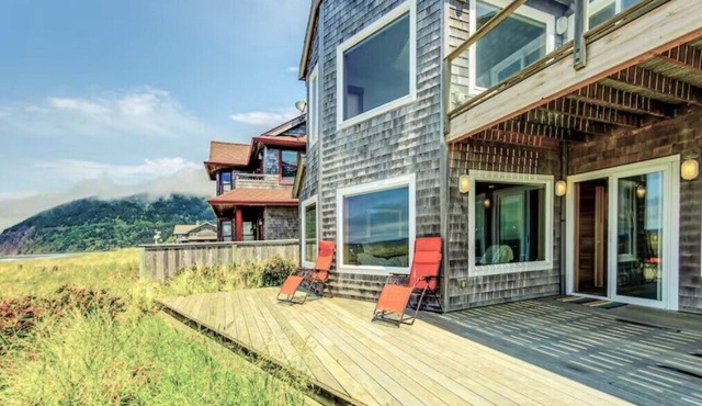 Oceanfront Getaway MCA#1236-Gorgeous duplex home right on the beach. DOGS ok.