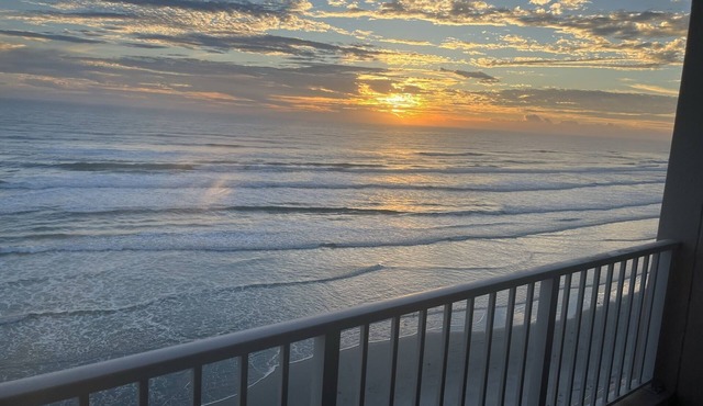 Oceanfront Getaway! Relaxing Condo on the no-drive Beach 15% discount thru June