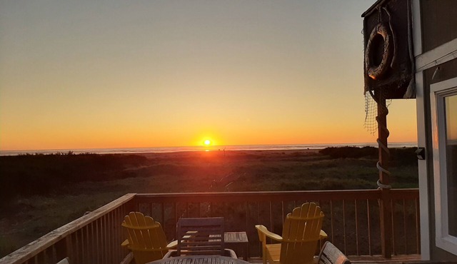 OCEANFRONT Home - Beach Path - Fantastic Views - Large Deck - Fire Pit - Dogs OK