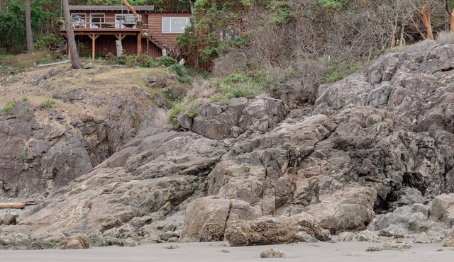 Oceanfront home steps from private beach & only a quick drive to Anacortes!