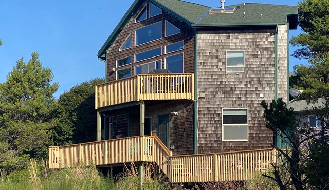 Oceanfront home w/ private hot tub, gas fireplaces, amazing view, secluded beach