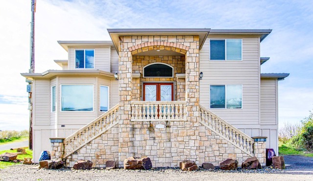 Oceanfront Home with Private Hot Tub and Amazing Beach Views Dogs Welcome