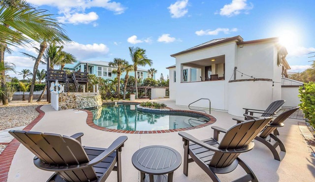 Oceanfront home w/backyard & pool
