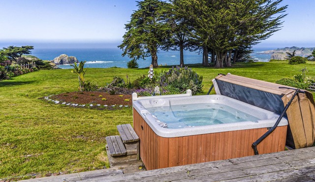 Oceanfront home w/private hot tub, ocean views & entertainment