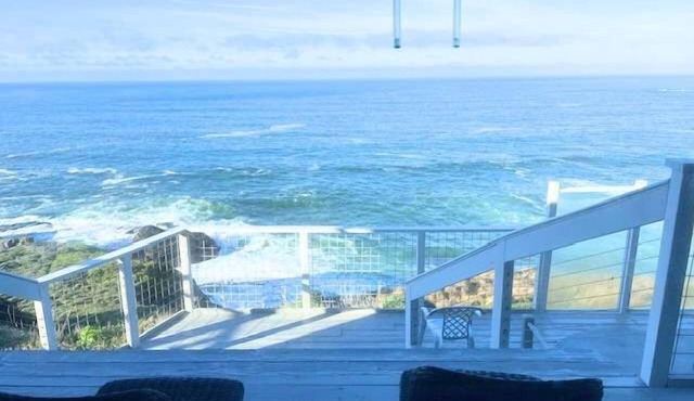 Oceanfront home with fireplace & private hot tub - close to town