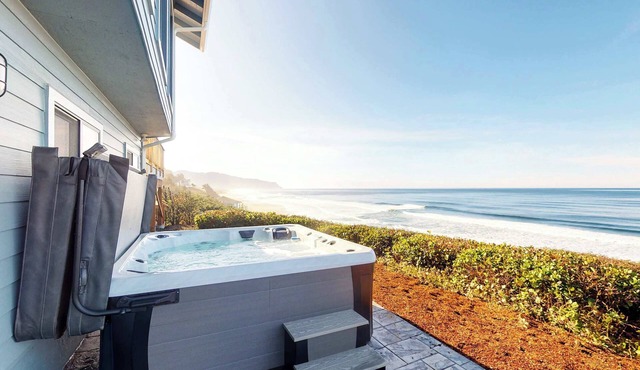 Oceanfront house with Pool table and private hot tub overlooking the ocean