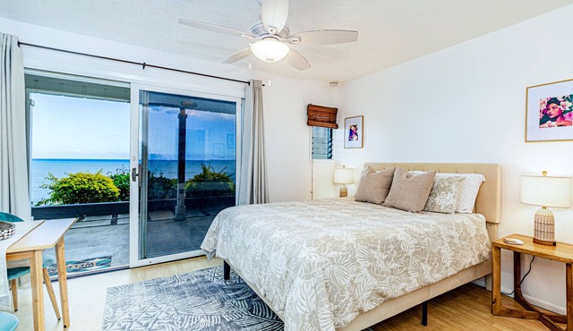 Oceanfront in Hilo Hale Kai Suites Heritage Room - Queen Bed, Private Bath