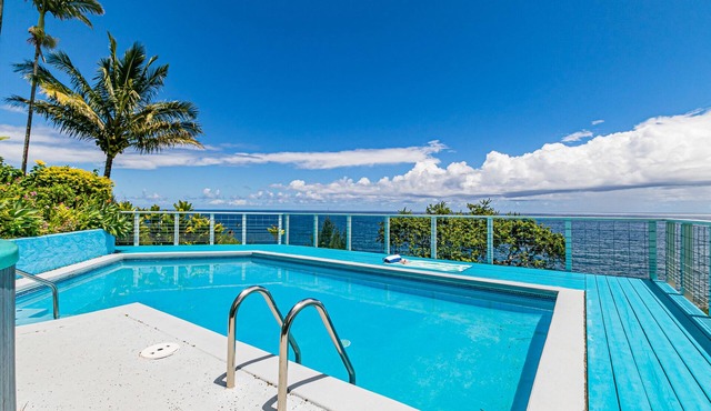Oceanfront in Hilo Hale Kai Suites - Moana Room - King Bed, Private Bathroom