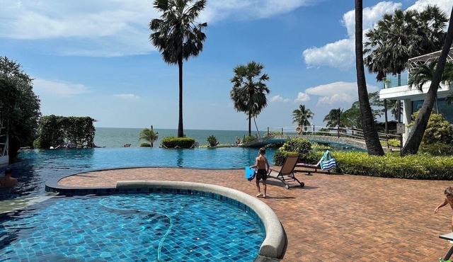 Oceanfront Luxury 2BR Condo with Private Beach and Pool [1 Minute to Beach ]