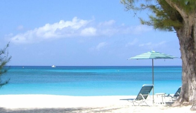 Oceanfront Luxury Villa, Seven Mile Beach