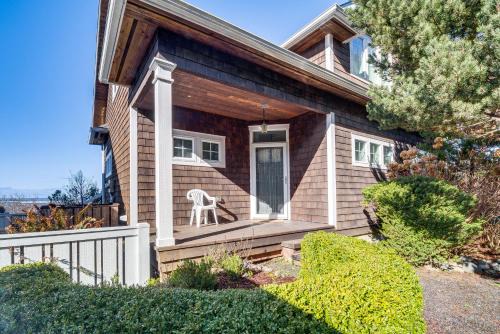 Oceanfront Moclips Escape w/Deck & Beach Access!