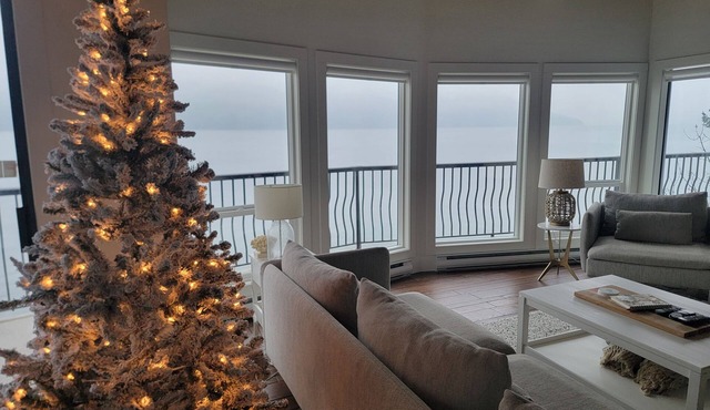 Oceanfront Paradise with Hot Tub