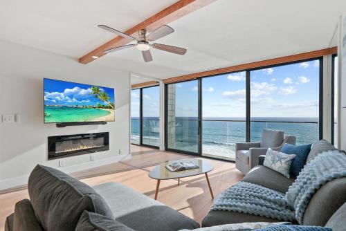 Oceanfront Paradise with Sunset Balcony, Pool, Spa, Beach Access and Parking