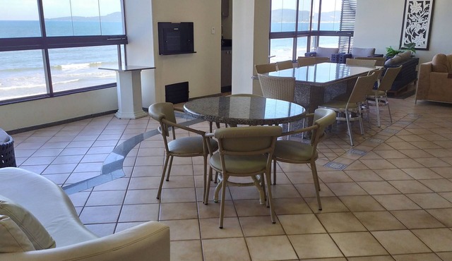Oceanfront penthouse in Meia Praia, ideal for families.