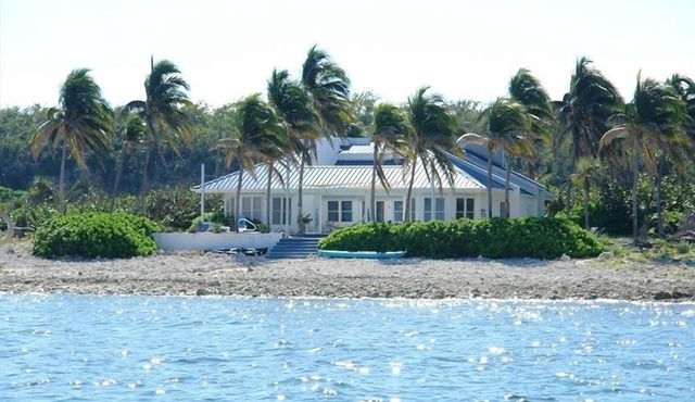 Oceanfront, Pool, Gourmet Kitchen, 2 BR, Office with Futon.