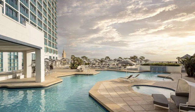 Oceanfront Resort | Pool, Gym & Volleyball Court Steps from the Beach