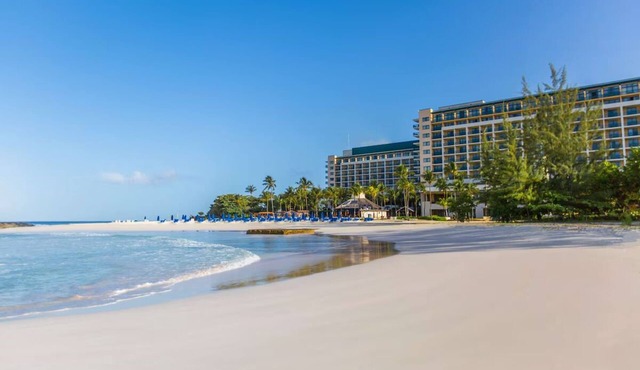 Oceanfront Retreat: 4 Suites w/Stunning Bay Views & Spa Access - Two Pools