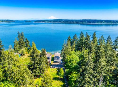 Oceanfront Retreat, Mount Rainier, King bed, Games