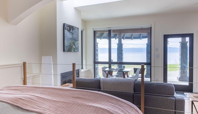 Oceanfront, sauna, soaker tub, outdoor shower, private, fireplace, BBQ, adults.