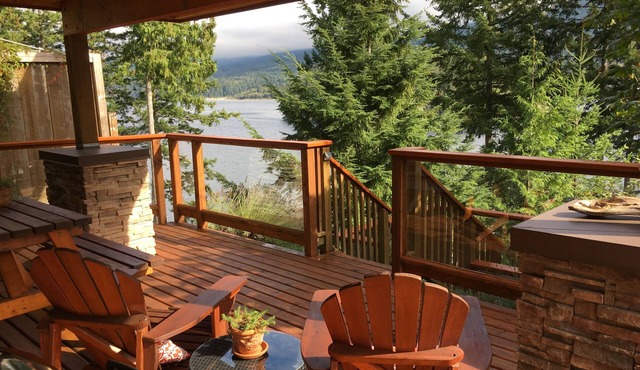 Oceanfront, Spectacular Views, Sauna, Minutes to Sechelt. A Sunshine Coast Hub!