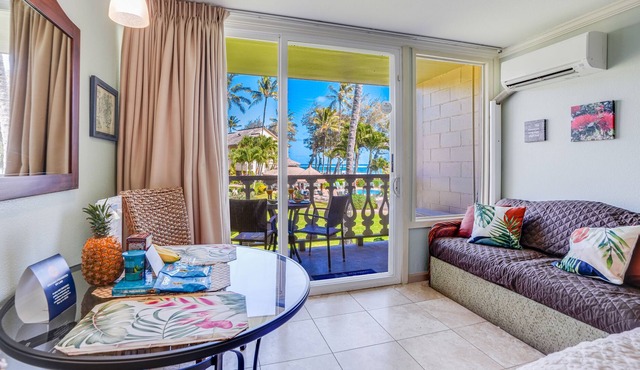 Oceanfront studio w/ ocean view, & access to pool & hot tub - walk to the beach