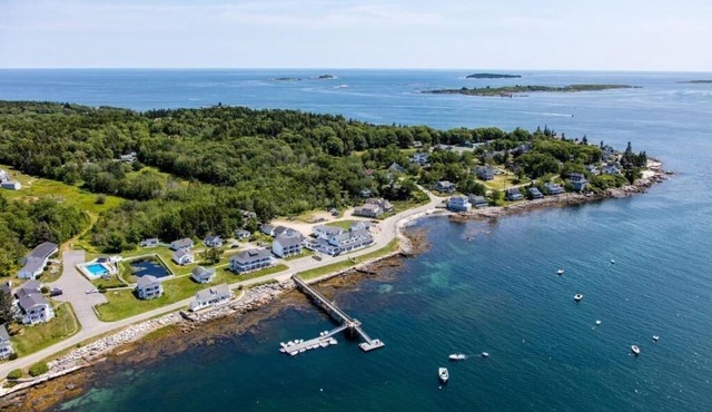 Oceanfront Suite Room | Bluebird Ocean Point Inn | Private Beach Access