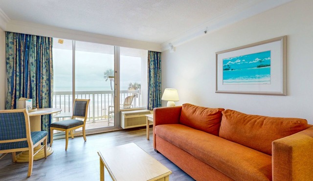 Oceanfront suite with amazing views, gym & high-speed internet