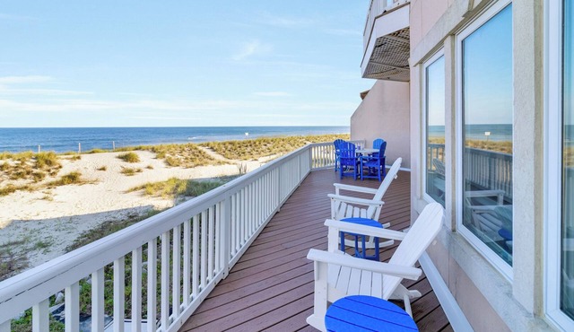 Oceanfront townhome w/hot tub, decks with oceanviews & beach access