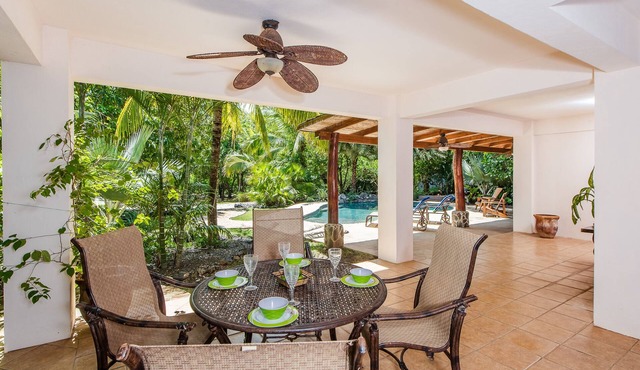 Oceanfront Tropical Paradise with 3 bedrooms and AMAZING Pool!