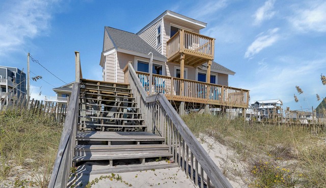 Oceanfront Beach Home - Sleeps 6-8 - Pet Friendly - Private Beach Access - Deck