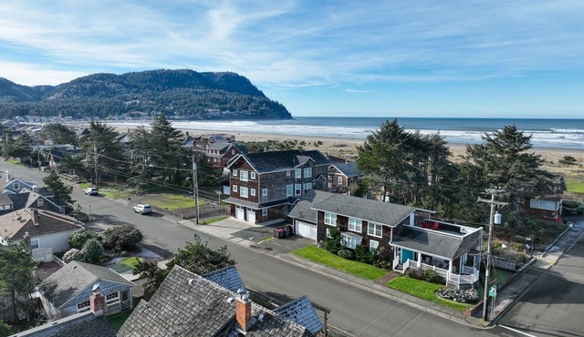 Oceanfront views, on promenade, Spacious 4-bd in S Seaside w jacuzzi