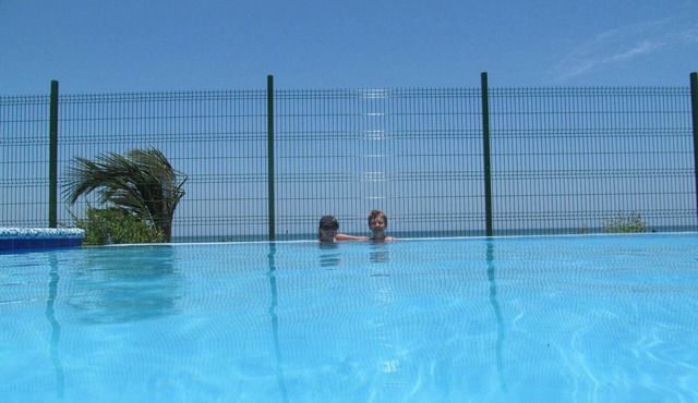 Oceanfront with Pool Getaway, 3.5km S. of Canoa.