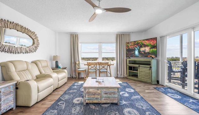 Oceanpoint 611 – Top-Floor Oceanview Condo w/Balcony & Rocket Views