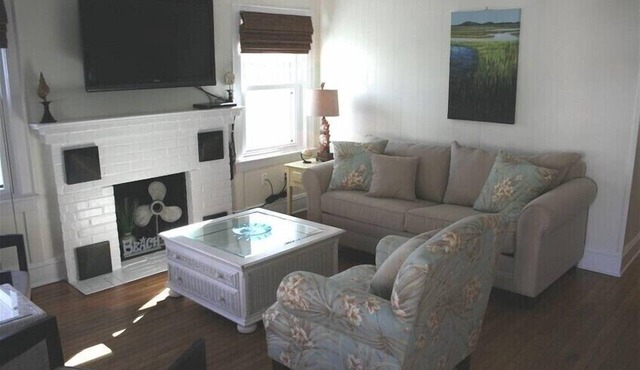 Oceanside Apartment in the 'Heart of the Beach' Ground Level