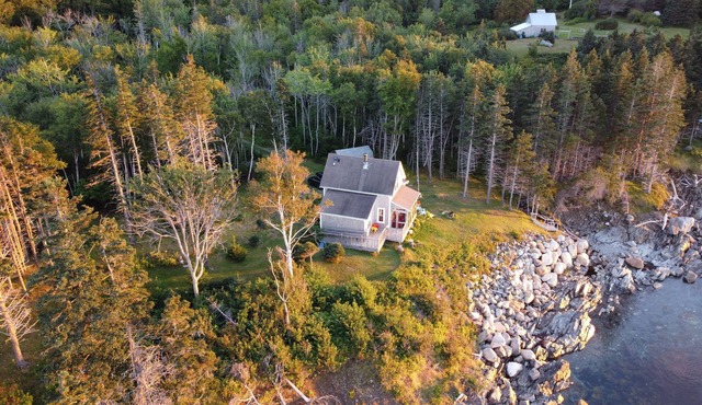 Oceanside Cottage - sleep with your feet touching the ocean in your King bed