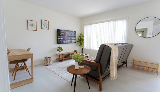 Oceanside Gem - King Bed- Easy Walk to the Beach + Private Parking